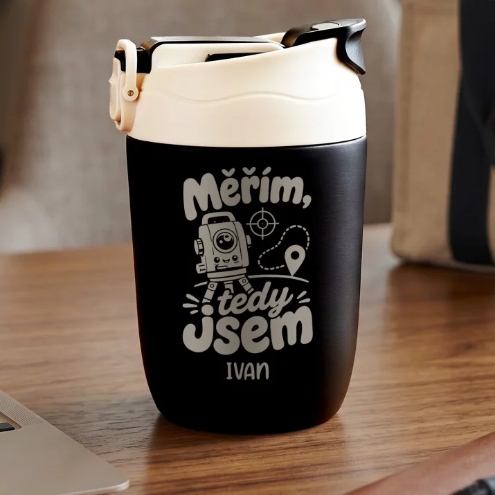 Personalizovaný Termohrnek Pro Geodeta Dárek Pro Muže: Měřím, Tedy Jsem Personalizovaný Termohrnek Pro Geodeta Dárek Pro Muže: Měřím, Tedy Jsem