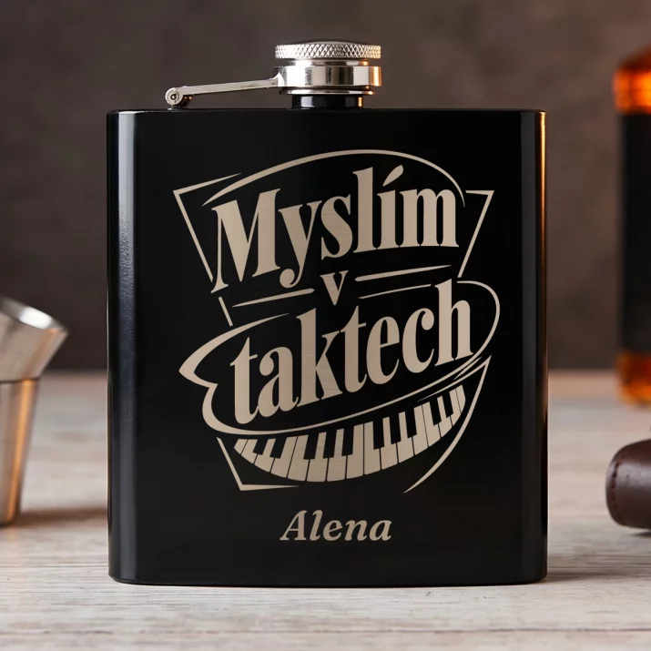 Placatka S Gravírováním Pro Pianistku Dárek Pro Ženu: Myslím V Taktech Placatka S Gravírováním Pro Pianistku Dárek Pro Ženu: Myslím V Taktech