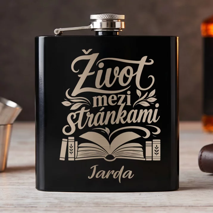 Placatka S Gravírováním Pro Knihomola Dárek Pro Muže: Život Mezi Stránkami Placatka S Gravírováním Pro Knihomola Dárek Pro Muže: Život Mezi Stránkami