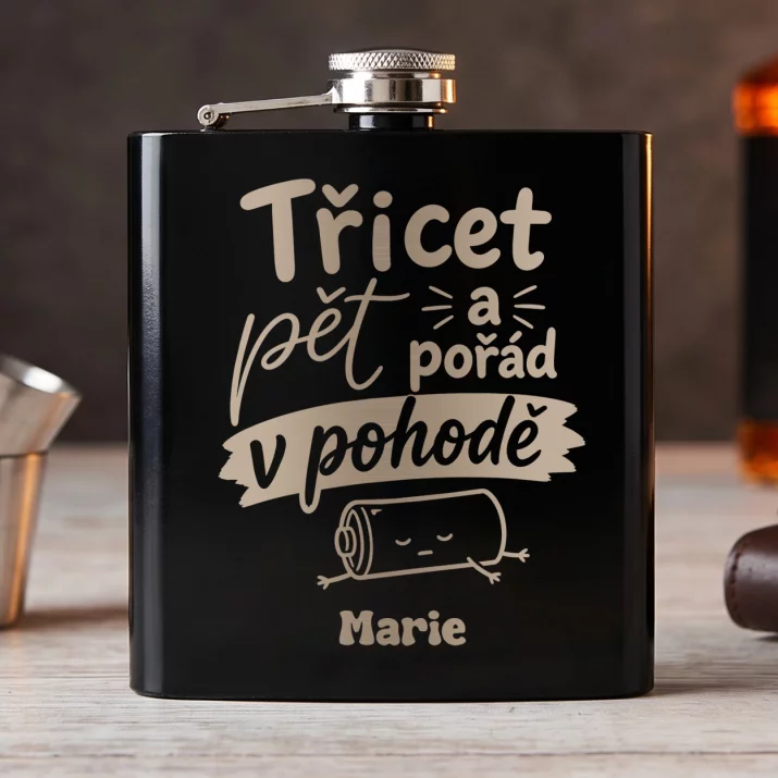 Placatka S Gravírováním Pro 35Letou Ženu Dárek K 35 Narozeninám Pro Ženu: Třicet Pět A Pořád V Placatka S Gravírováním Pro 35Letou Ženu Dárek K 35 Narozeninám Pro Ženu: Třicet Pět A Pořád V