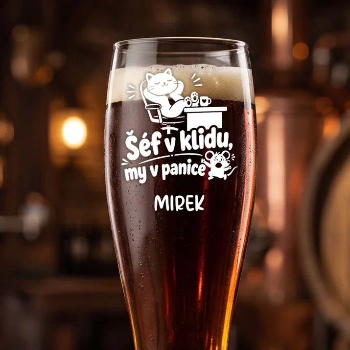 Sklenice Na Pivo S Gravírováním Pro Šéfa Dárek Pro Muže: Šéf V Klidu, My V Panice Sklenice Na Pivo S Gravírováním Pro Šéfa Dárek Pro Muže: Šéf V Klidu, My V Panice