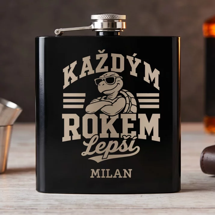 Placatka S Gravírováním Muži K 50 Narozeninám Dárek K 50 Narozeninám Pro Muže: Každým Rokem Lepší