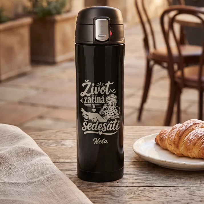 Termohrnek 440ml Ženě K 60 Narozeninám Dárek K 60 Narozeninám Pro Ženu: Život Začíná V Šedesáti