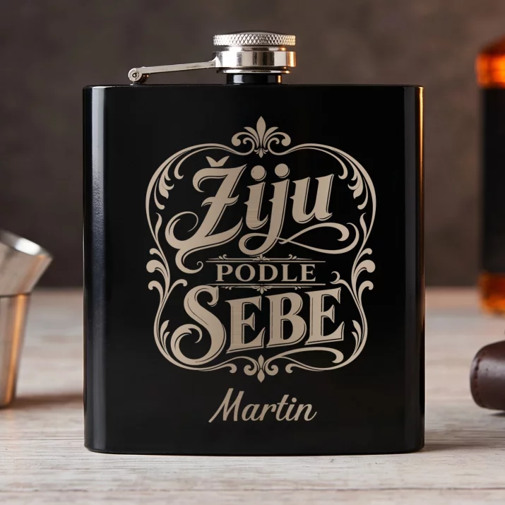 Placatka S Gravírováním Pro Seniora Dárek Pro Muže: Žiju Podle Sebe Placatka S Gravírováním Pro Seniora Dárek Pro Muže: Žiju Podle Sebe