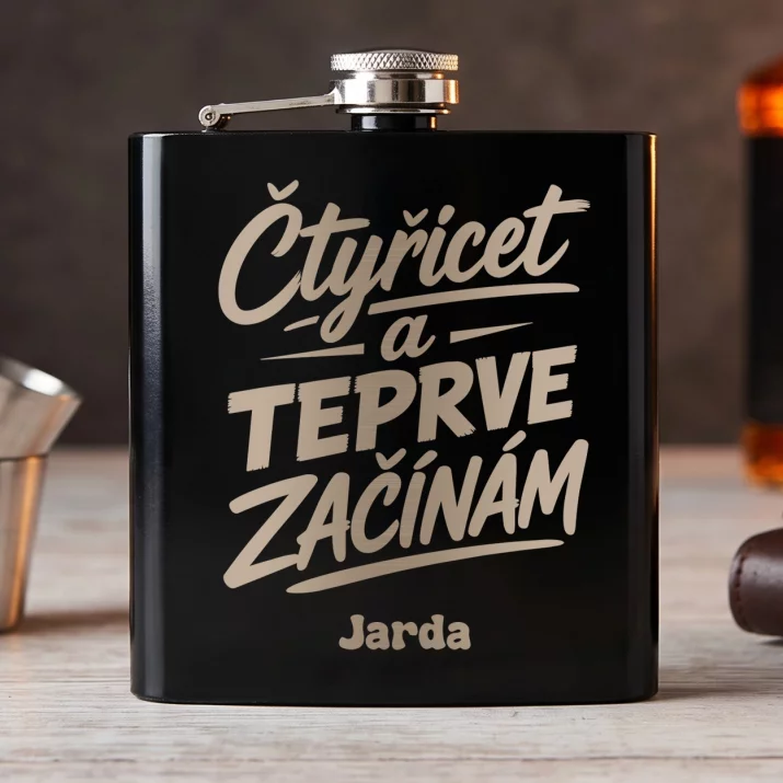 Placatka S Gravírováním K 40 Dárek K 40 Narozeninám Pro Muže: Čtyřicet A Teprve Začínám