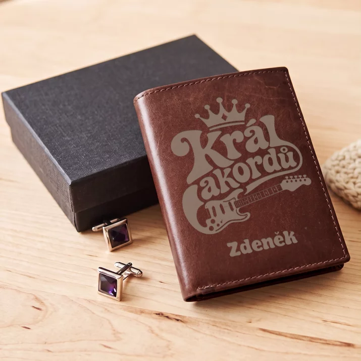 Personalizovaná Kožená Peněženka Pro Kytaristu Dárek Pro Muže: Král Akordů Personalizovaná Kožená Peněženka Pro Kytaristu Dárek Pro Muže: Král Akordů
