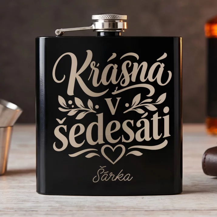 Placatka S Gravírováním Pro 60Letou Ženu Dárek K 60 Narozeninám Pro Ženu: Krásná V Šedesáti Placatka S Gravírováním Pro 60Letou Ženu Dárek K 60 Narozeninám Pro Ženu: Krásná V Šedesáti