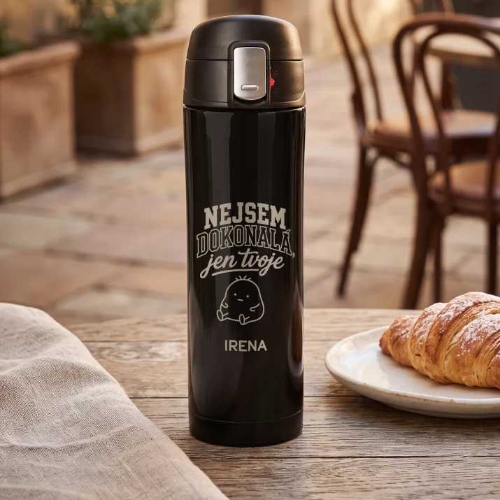 Termohrnek 440ml Pro Partnerku Dárek K Valentýnu Pro Ženu: Nejsem Dokonalá, Jen