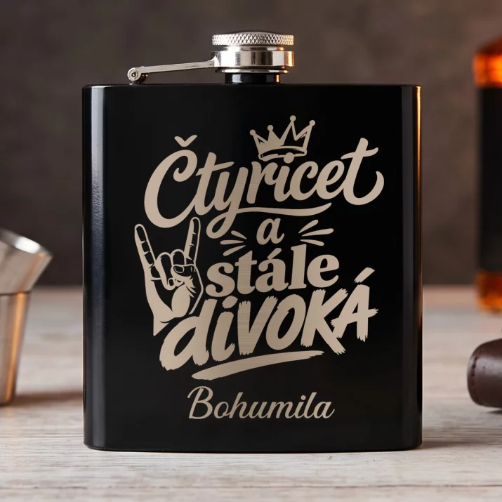 Placatka S Gravírováním Pro Čtyřicetiletou Ženu Dárek K 40 Narozeninám Pro Ženu: Čtyřicet A Stále Divoká Placatka S Gravírováním Pro Čtyřicetiletou Ženu Dárek K 40 Narozeninám Pro Ženu: Čtyřicet A Stále Divoká