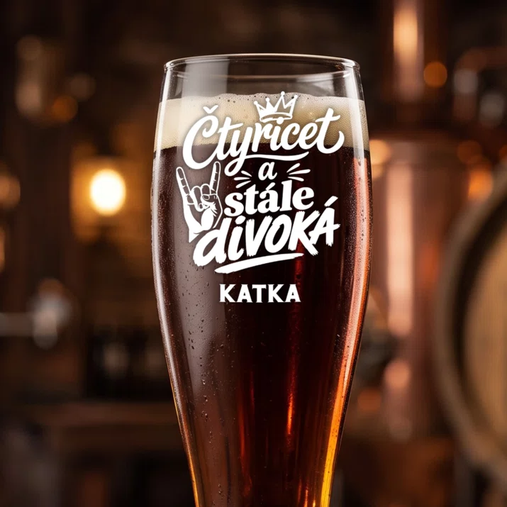 Sklenice Na Pivo S Gravírováním Pro Čtyřicetiletou Ženu Dárek K 40 Narozeninám Pro Ženu: Čtyřicet A Stále Divoká Sklenice Na Pivo S Gravírováním Pro Čtyřicetiletou Ženu Dárek K 40 Narozeninám Pro Ženu: Čtyřicet A Stále Divoká