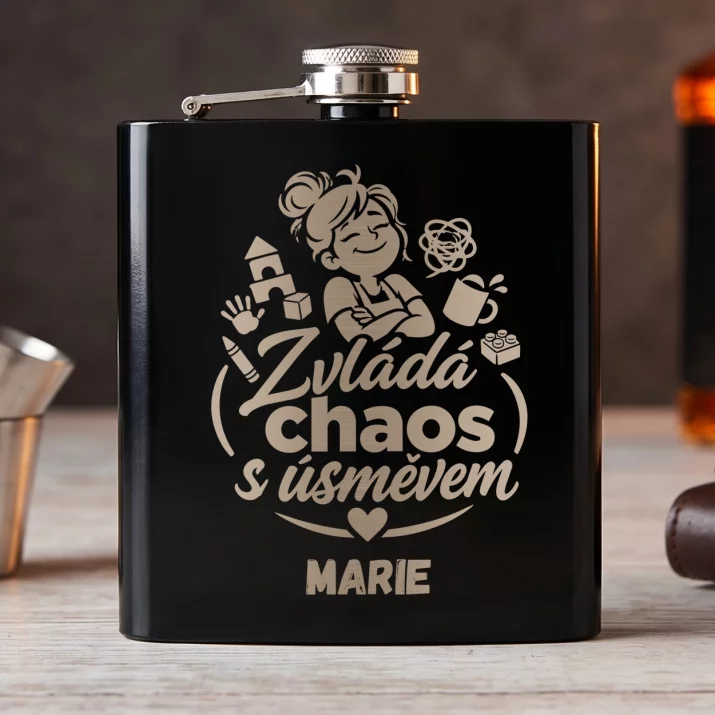 Placatka S Gravírováním Pro Učitelku Ve Školce Dárek Pro Ženu: Zvládá Chaos S Úsměvem Placatka S Gravírováním Pro Učitelku Ve Školce Dárek Pro Ženu: Zvládá Chaos S Úsměvem
