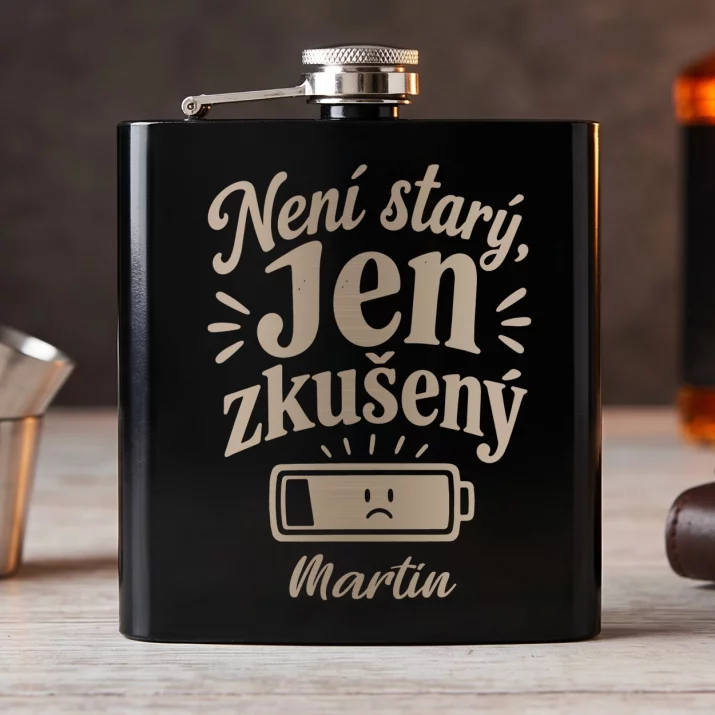 Placatka S Gravírováním K 60 Narozeninám Dárek Pro 60Letého Muže : Není Starý, Jen Zkušený Placatka S Gravírováním K 60 Narozeninám Dárek Pro 60Letého Muže : Není Starý, Jen Zkušený
