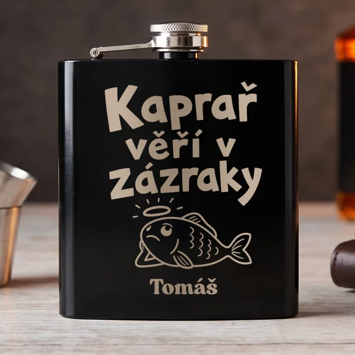 Placatka S Gravírováním Pro Kapraře Dárek Pro Muže: Kaprař Věří V Zázraky