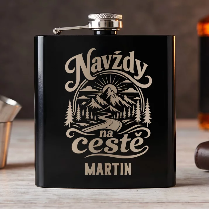 Placatka S Gravírováním Pro Cestovatele Dárek Pro Muže: Navždy Na Cestě Placatka S Gravírováním Pro Cestovatele Dárek Pro Muže: Navždy Na Cestě