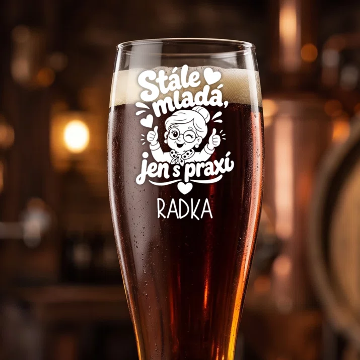 Sklenice Na Pivo S Gravírováním Mamince K 80 Narozeninám Dárek K 80 Narozeninám Pro Ženu: Stále Mladá, Jen S Praxí