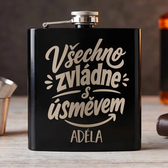 Placatka S Gravírováním Pro Kolegyni Dárek Pro Ženu: Všechno Zvládne S Úsměvem Placatka S Gravírováním Pro Kolegyni Dárek Pro Ženu: Všechno Zvládne S Úsměvem