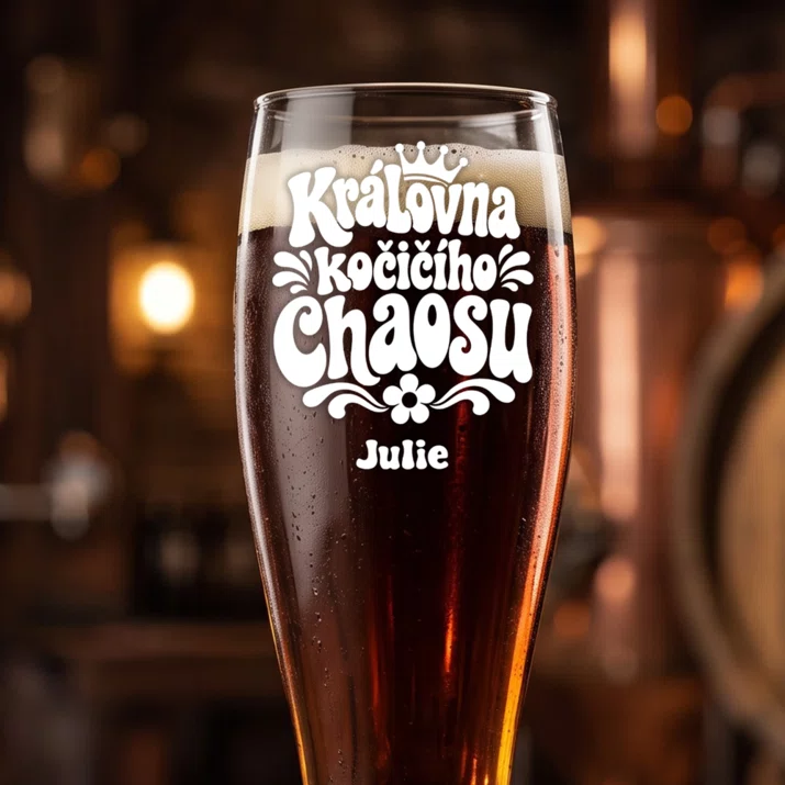 Sklenice Na Pivo S Gravírováním Pro Milovnici Koček Dárek Pro Ženu: Královna Kočičího Chaosu Sklenice Na Pivo S Gravírováním Pro Milovnici Koček Dárek Pro Ženu: Královna Kočičího Chaosu