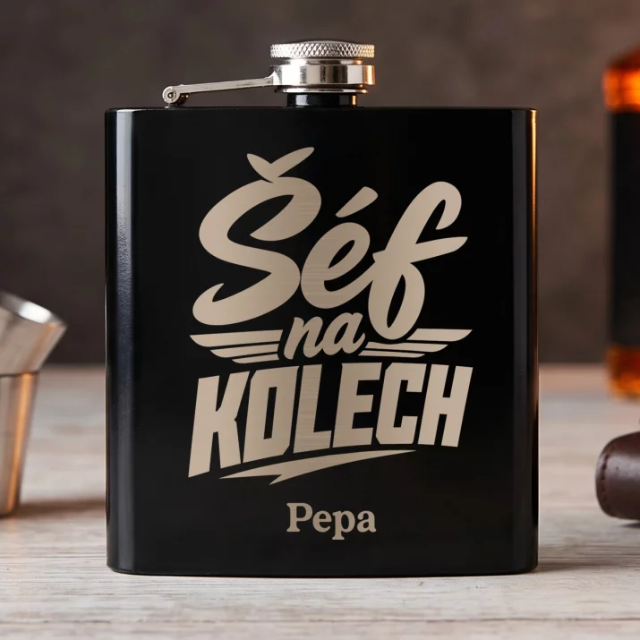 Placatka S Gravírováním Pro Kamioňáka Dárek Pro Muže: Šéf Na Kolech Placatka S Gravírováním Pro Kamioňáka Dárek Pro Muže: Šéf Na Kolech