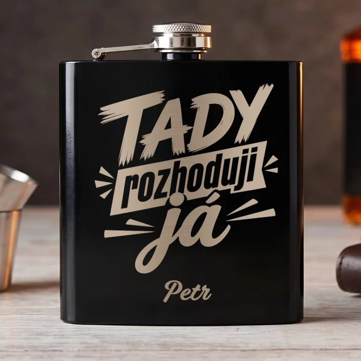 Placatka S Gravírováním Ke Kolaudaci Dárek Pro Muže: Tady Rozhoduji Já Placatka S Gravírováním Ke Kolaudaci Dárek Pro Muže: Tady Rozhoduji Já
