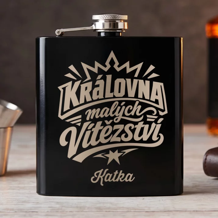 Placatka S Gravírováním Pro Ženu Dárek Pro Ženu: Královna Malých Vítězství Placatka S Gravírováním Pro Ženu Dárek Pro Ženu: Královna Malých Vítězství
