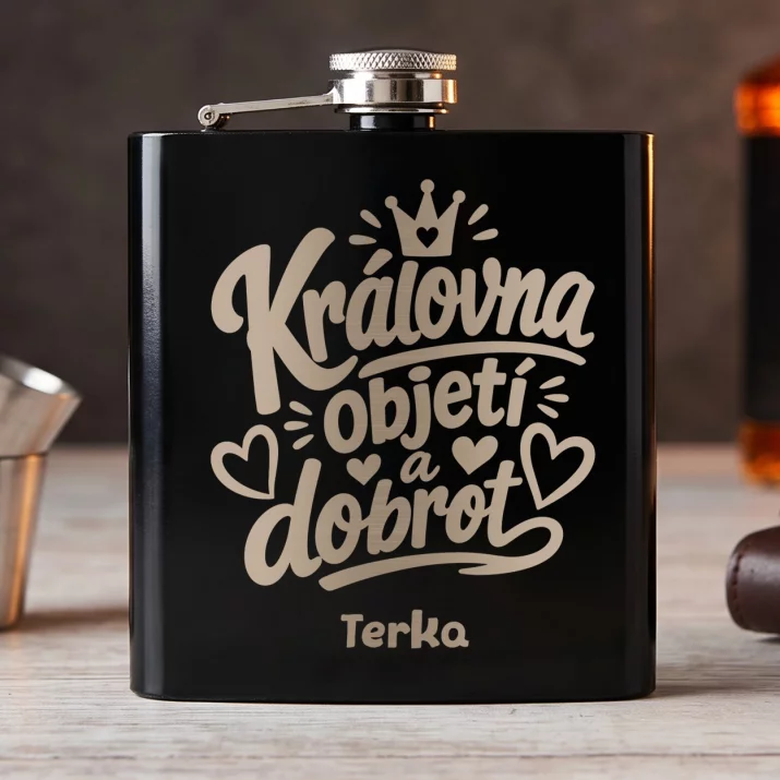 Placatka S Gravírováním Ke Dni Babiček Dárek Pro Babičku Ženu: Královna Objetí A Dobrot Placatka S Gravírováním Ke Dni Babiček Dárek Pro Babičku Ženu: Královna Objetí A Dobrot