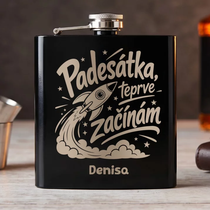 Placatka S Gravírováním Pro 50Letou Ženu Dárek K 50 Narozeninám Pro Ženu: Padesátka, Teprve Začínám Placatka S Gravírováním Pro 50Letou Ženu Dárek K 50 Narozeninám Pro Ženu: Padesátka, Teprve Začínám
