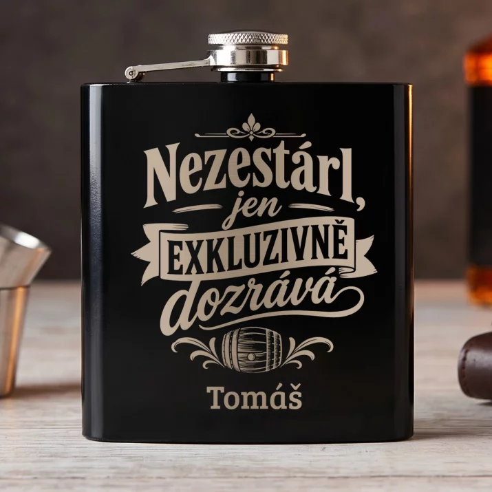 Placatka S Gravírováním K Svátku Dárek Pro Muže: Nezestárl, Jen Exkluzivně Placatka S Gravírováním K Svátku Dárek Pro Muže: Nezestárl, Jen Exkluzivně