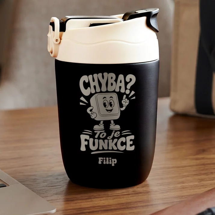 Personalizovaný Termohrnek Pro Programátora Dárek Pro Muže: Chyba? To Je Funkce Personalizovaný Termohrnek Pro Programátora Dárek Pro Muže: Chyba? To Je Funkce