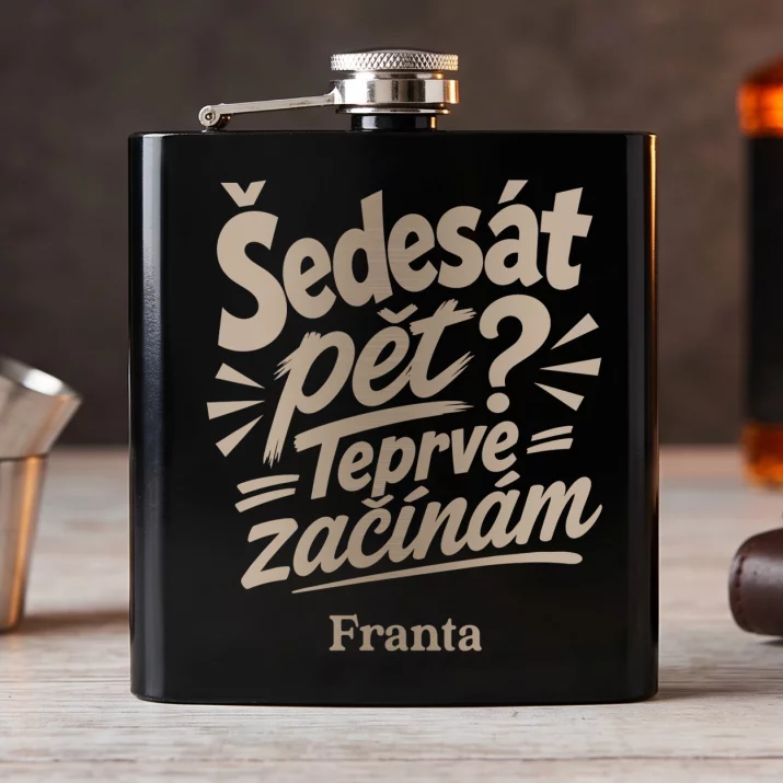 Placatka S Gravírováním Pro 65Letého Muže Dárek K 65 Narozeninám Pro Muže: Šedesát Pět? Teprve Placatka S Gravírováním Pro 65Letého Muže Dárek K 65 Narozeninám Pro Muže: Šedesát Pět? Teprve