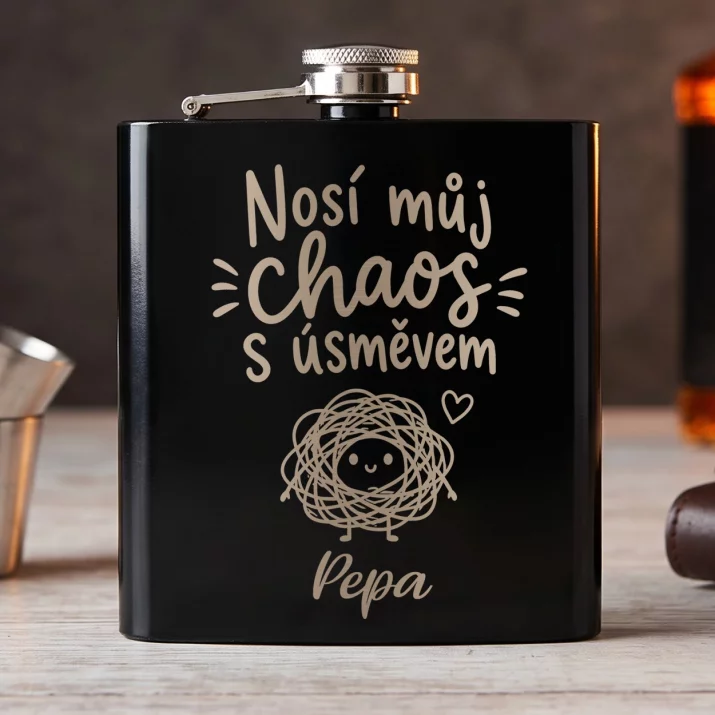 Placatka S Gravírováním Pro Milovaného Dárek K Valentýnu Pro Muže: Nosí Můj Chaos S Úsměvem Placatka S Gravírováním Pro Milovaného Dárek K Valentýnu Pro Muže: Nosí Můj Chaos S Úsměvem