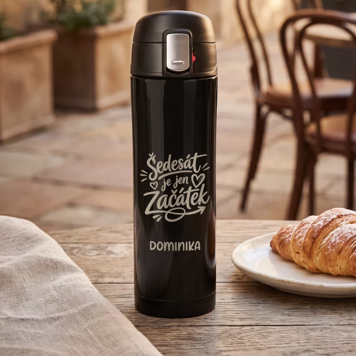 Termohrnek 440ml Ženě K 60 Narozeninám Dárek K 60 Narozeninám Pro Ženu: Šedesát Je Jen Začátek