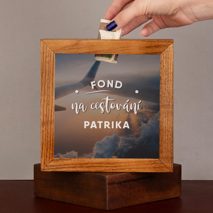 Fond na cestování - Dřevěné prasátko