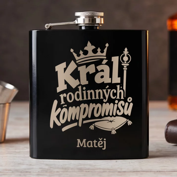 Placatka S Gravírováním K 50 Letům Manželství Dárek Pro Muže: Král Rodinných Kompromisů Placatka S Gravírováním K 50 Letům Manželství Dárek Pro Muže: Král Rodinných Kompromisů