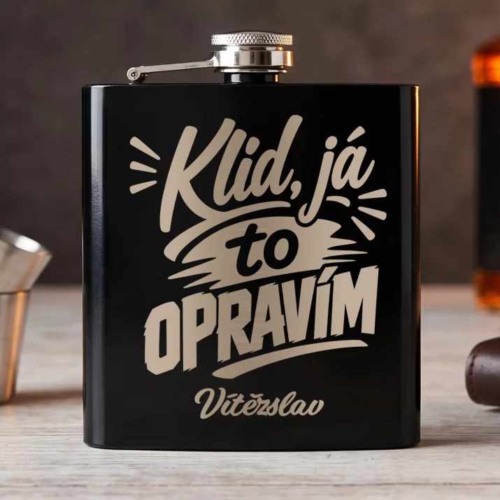 Placatka S Gravírováním Na Štědrý Večer Dárek Pro Muže: Klid, Já To Opravím Placatka S Gravírováním Na Štědrý Večer Dárek Pro Muže: Klid, Já To Opravím