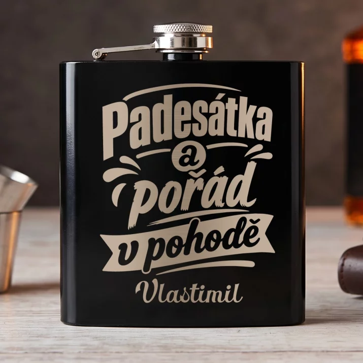 Placatka S Gravírováním Pro 50Letého Muže Dárek K 50 Narozeninám Pro Muže: Padesátka A Pořád V Placatka S Gravírováním Pro 50Letého Muže Dárek K 50 Narozeninám Pro Muže: Padesátka A Pořád V