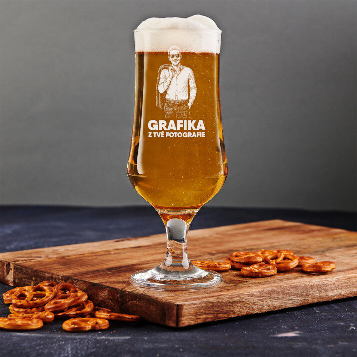 Grafika z Tvojej fotografie - Sklenice na pivo na stopce