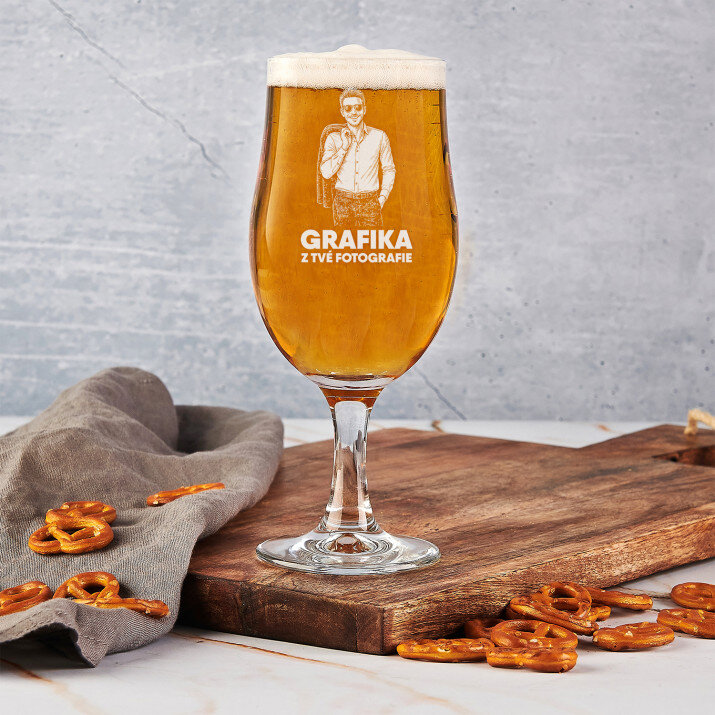 Grafika z Tvojej fotografie - Sklenice na pivo na stopce Grafika z Tvojej fotografie - Sklenice na pivo na stopce