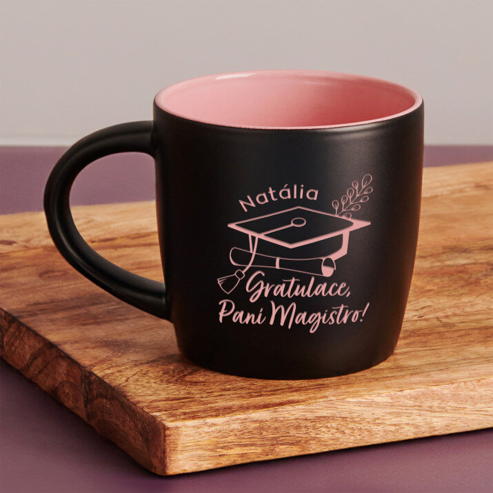 Gratulace paní magistro - Černý keramický hrnek Gratulace paní magistro - Černý keramický hrnek