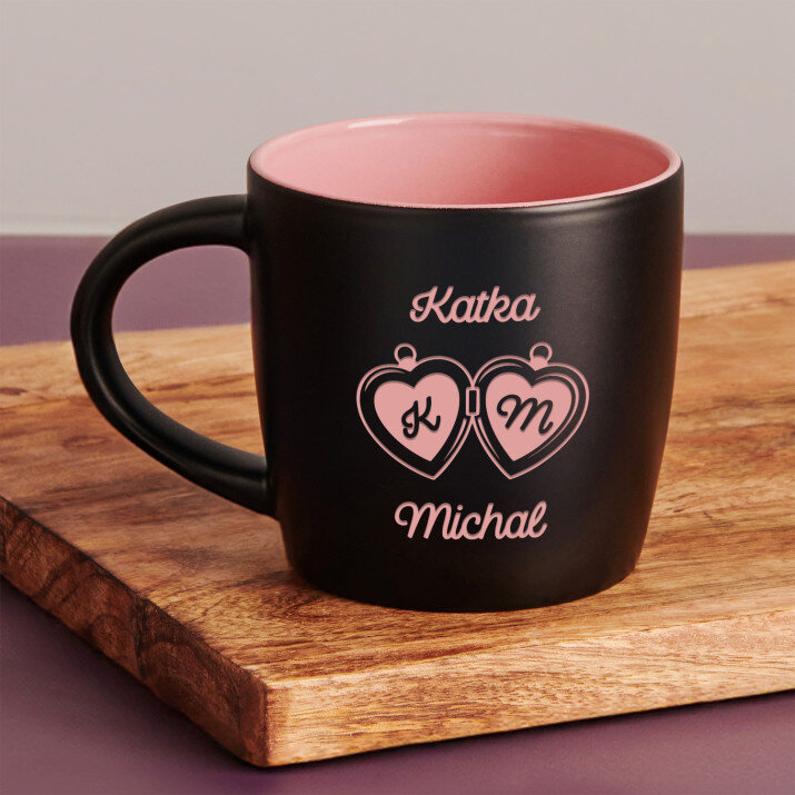 Iniciály srdce přívěsek - Černý keramický hrnek Iniciály srdce přívěsek - Černý keramický hrnek