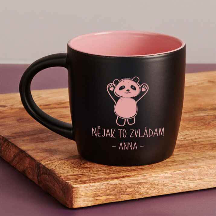 Nějak to zvládam - Černý keramický hrnek Nějak to zvládam - Černý keramický hrnek