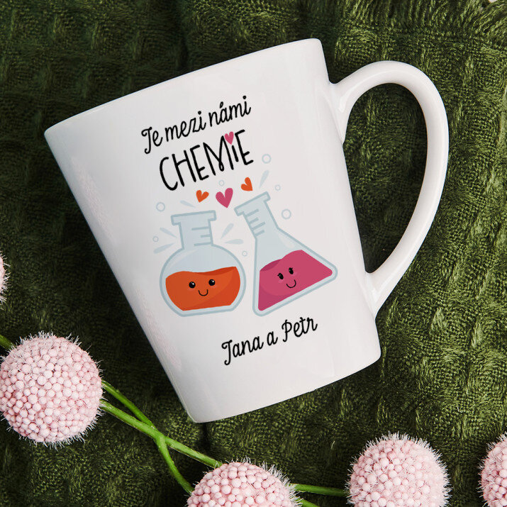 Je mezi námi chemie - Hrnek s potiskem