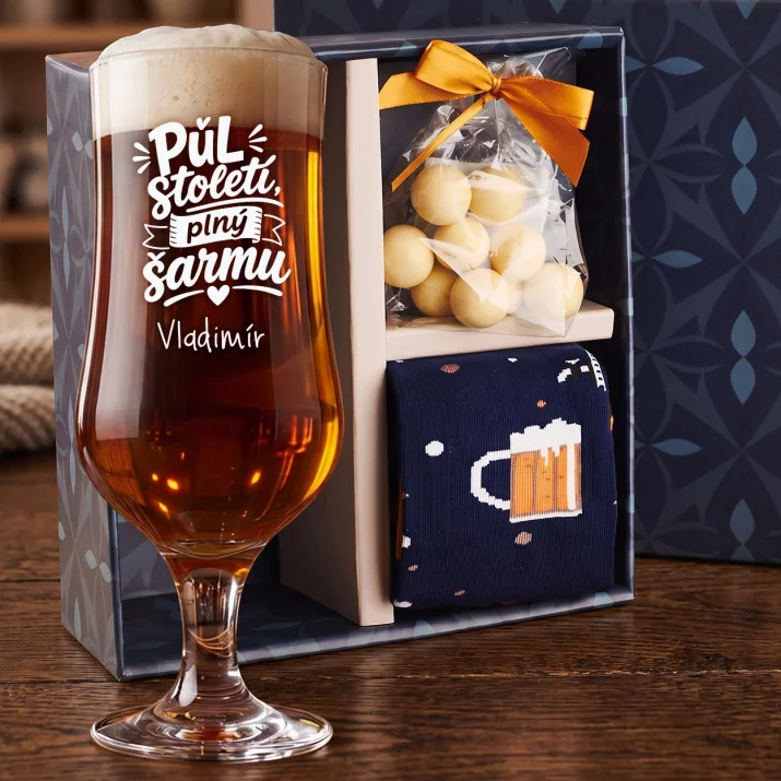 Dárkový Box S Pivní Sklenicí S Gravírováním K 50 Výročí Svatby Pro Muže: Půl Století, Plný Šarmu Dárkový Box S Pivní Sklenicí S Gravírováním K 50 Výročí Svatby Pro Muže: Půl Století, Plný Šarmu
