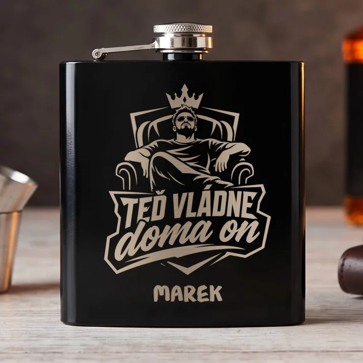 Placatka S Gravírováním Ke Kolaudaci Dárek Pro Muže: Teď Vládne Doma On Placatka S Gravírováním Ke Kolaudaci Dárek Pro Muže: Teď Vládne Doma On