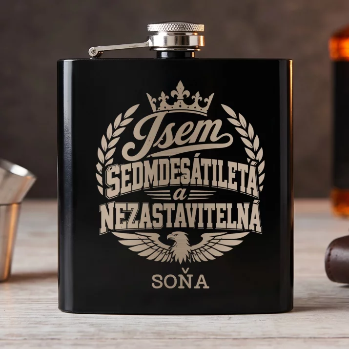 Placatka S Gravírováním K 70 Dárek Pro 70Letou Ženu : Jsem Sedmdesátiletá A Placatka S Gravírováním K 70 Dárek Pro 70Letou Ženu : Jsem Sedmdesátiletá A