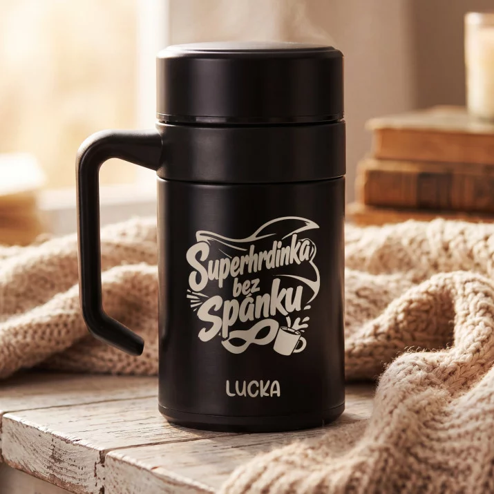 Termohrnek S Uchem 400 Ml Pro Mladou Maminku Dárek Ke Dni Matek Pro Ženu: Superhrdinka Bez Spánku Termohrnek S Uchem 400 Ml Pro Mladou Maminku Dárek Ke Dni Matek Pro Ženu: Superhrdinka Bez Spánku