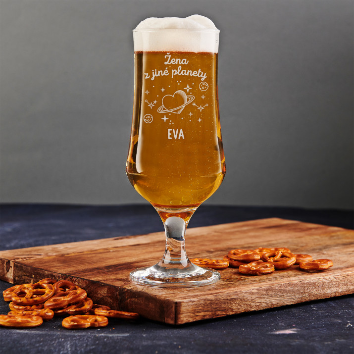 Žena z jiné planety – Sklenice na pivo na stopce