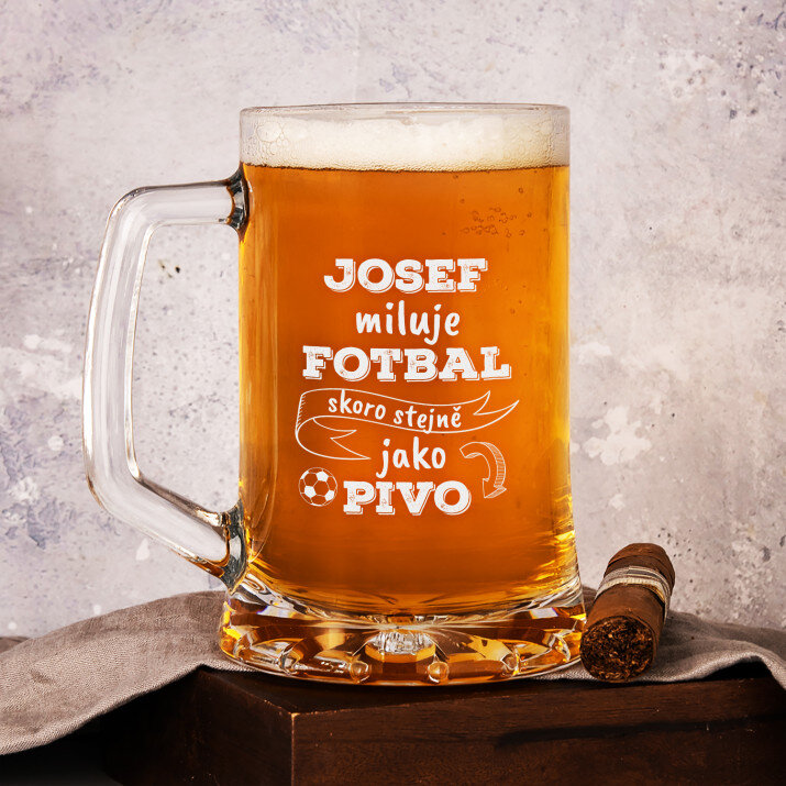 Má rád fotbal skoro tak jako pivo - Krýgl s gravírováním