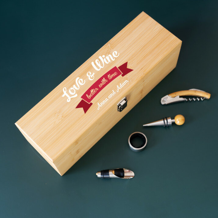 Love & wine - Dřevěná krabička na víno s příslušenstvím