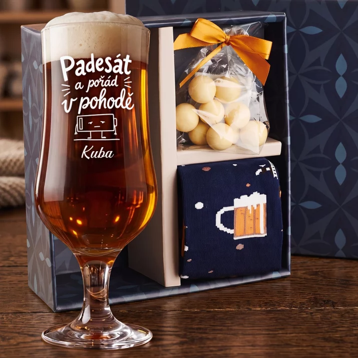 Dárkový Box S Pivní Sklenicí S Gravírováním Pro Muže Ve 50 Letech K 50 Narozeninám Pro Muže: Padesát A Pořád V Pohodě Dárkový Box S Pivní Sklenicí S Gravírováním Pro Muže Ve 50 Letech K 50 Narozeninám Pro Muže: Padesát A Pořád V Pohodě