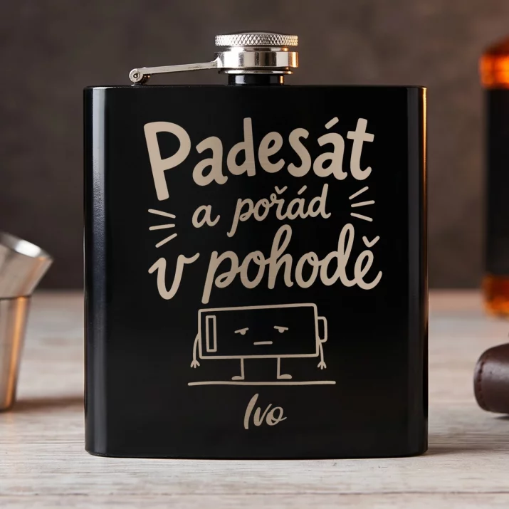 Placatka S Gravírováním Pro Muže Ve 50 Letech Dárek K 50 Narozeninám Pro Muže: Padesát A Pořád V Pohodě Placatka S Gravírováním Pro Muže Ve 50 Letech Dárek K 50 Narozeninám Pro Muže: Padesát A Pořád V Pohodě